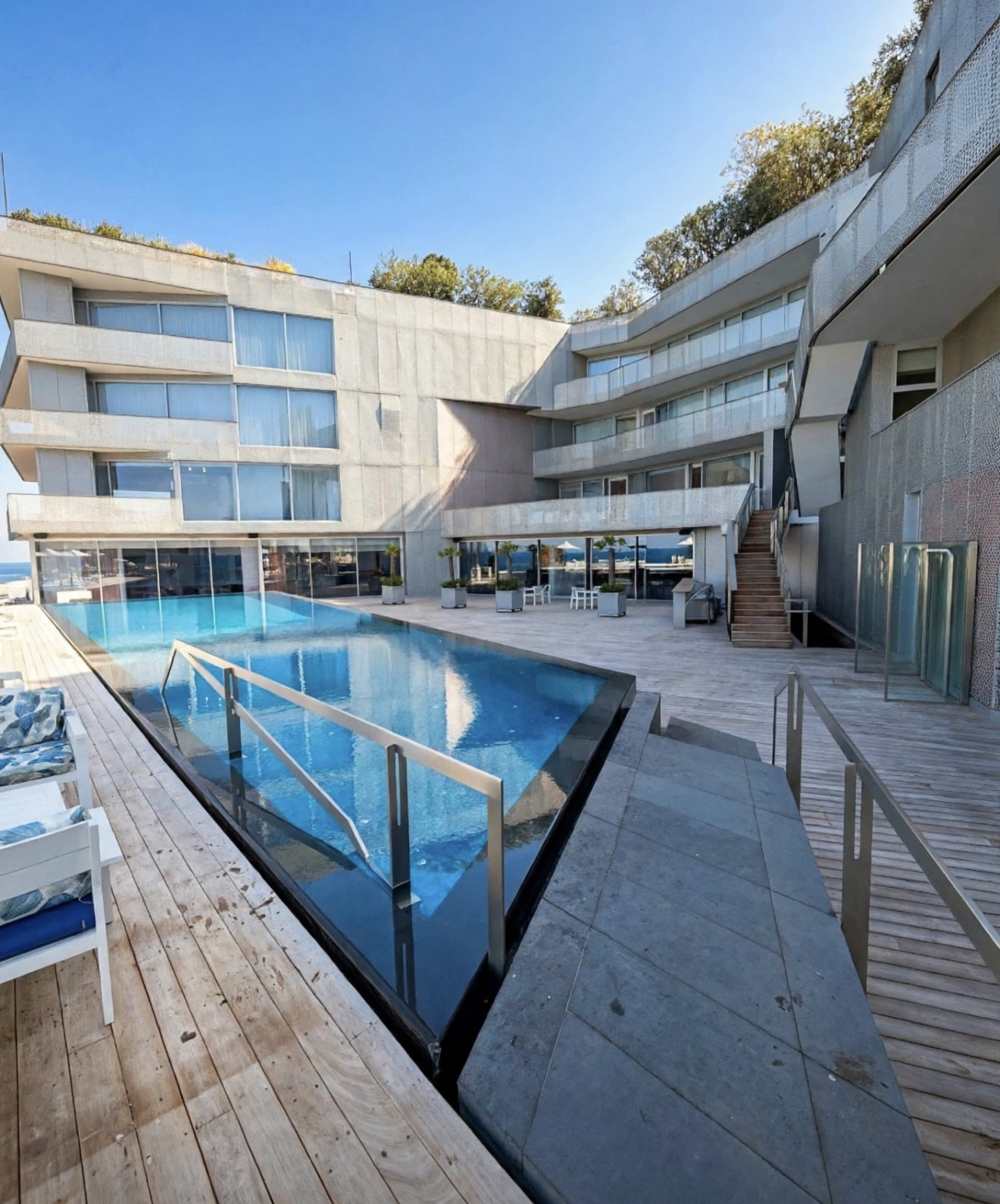 Screenshot LE YACHT CLUB | BEIRUT | DOWNTOWN | ZAYTUNAY BAY | FULL MARINA VIEW