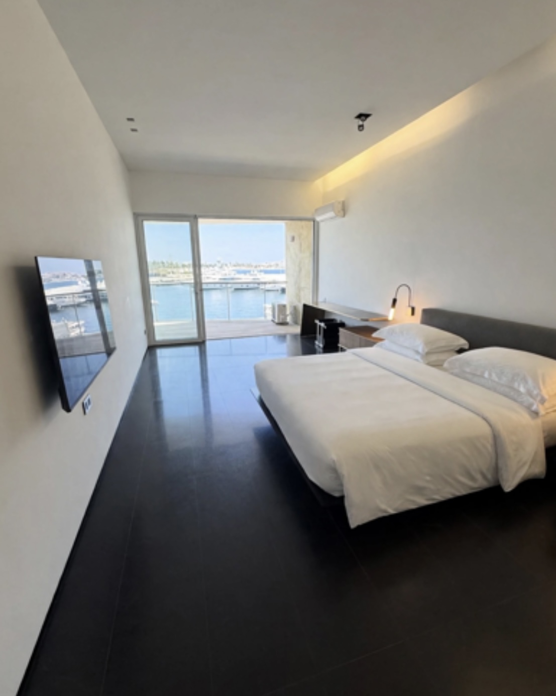 Screenshot LE YACHT CLUB | BEIRUT | DOWNTOWN | ZAYTUNAY BAY | FULL MARINA VIEW