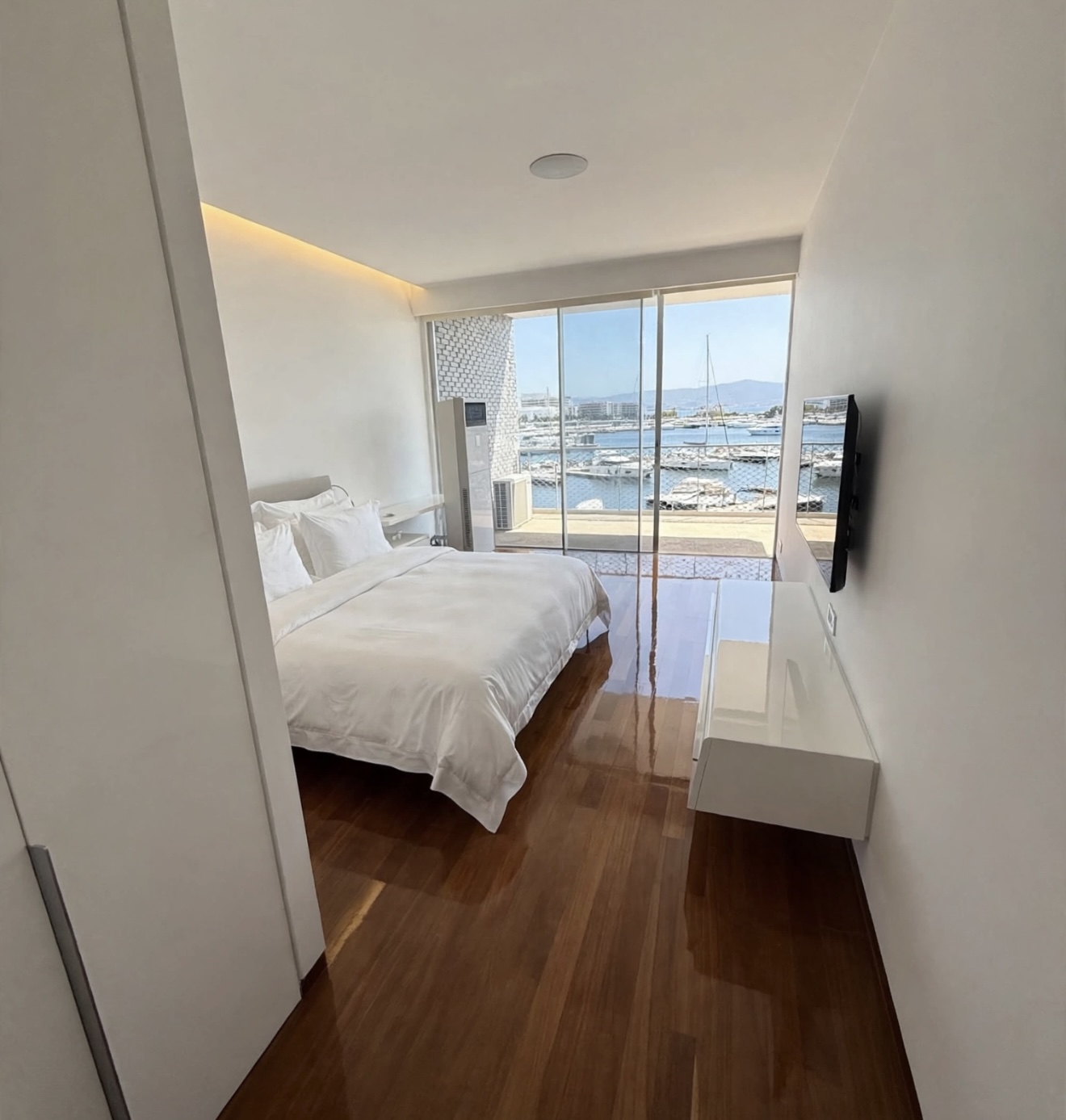 Screenshot LE YACHT CLUB | BEIRUT | DOWNTOWN | ZAYTUNAY BAY | FULL MARINA VIEW